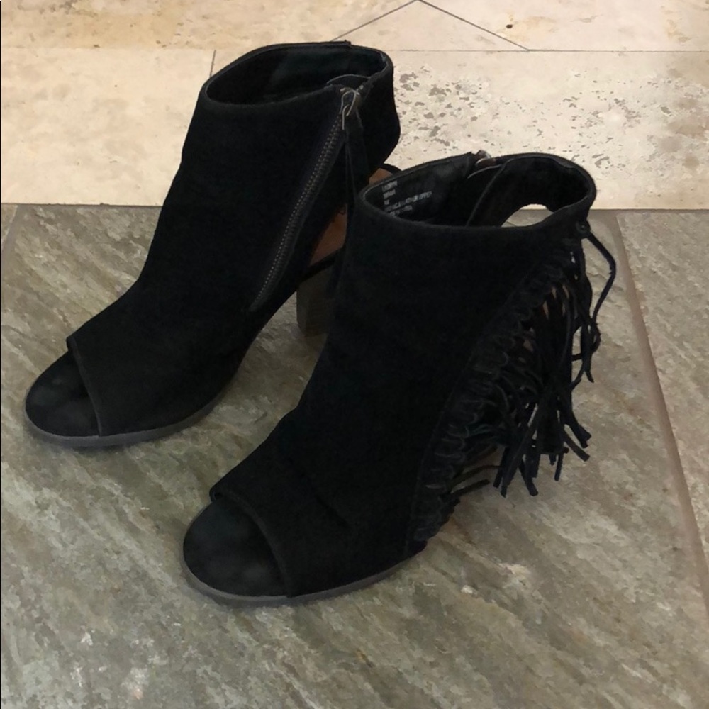 Super Cute Suede fringe bootie size 9